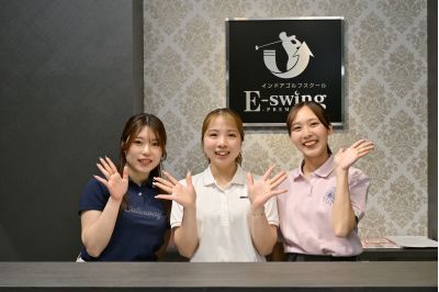 インドアゴルフのインストラクター【髪型・ネイル・ピアス自由◎】みなとみらい駅直結／女性活躍中♪